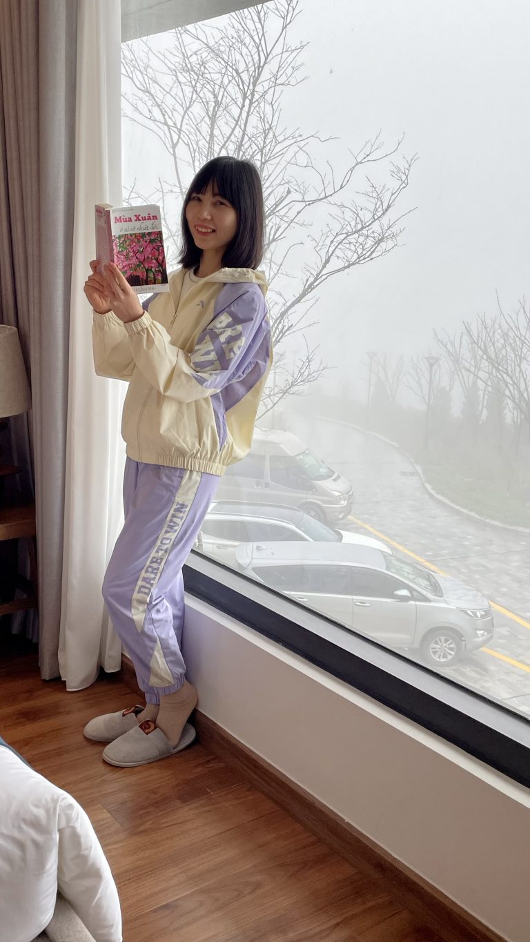 I can see the fog through the large window. It is so romantic